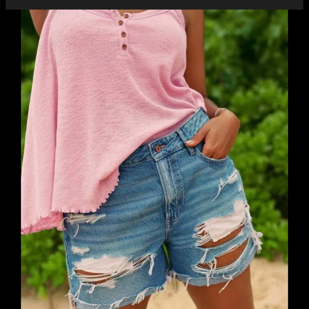 American Eagle Tomgirl Denim Shorts |
Size 8